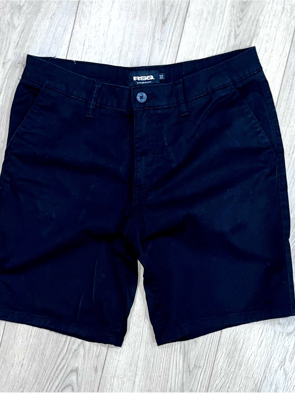 RSQ Men's size 32 Black Flat Front mid length chino shorts